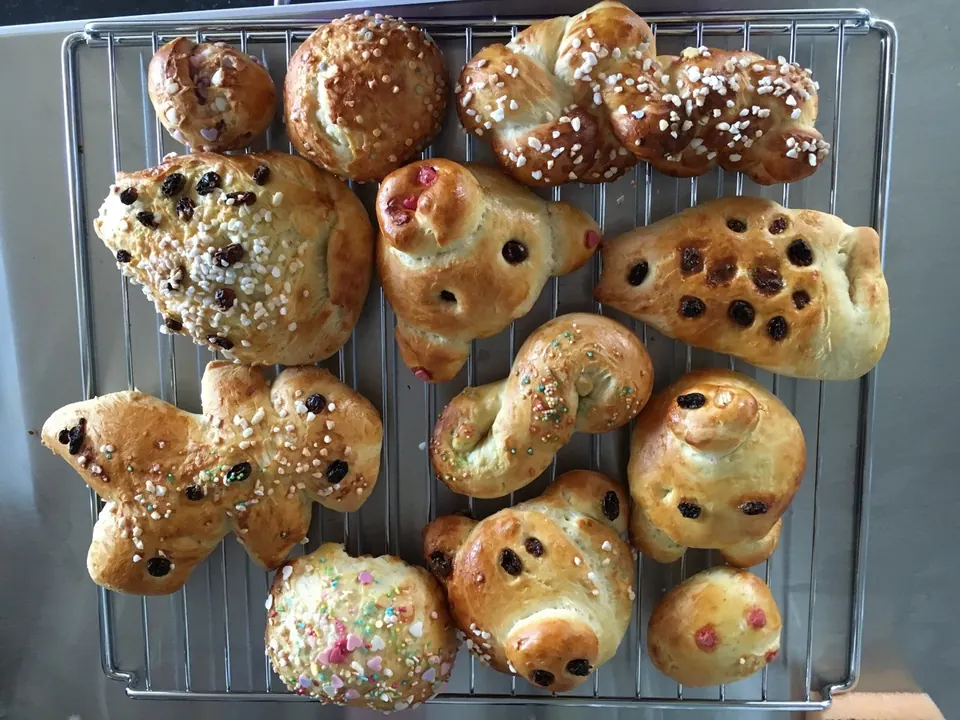 Selbst gebackene Brötchen für den Eltern-Brunch
