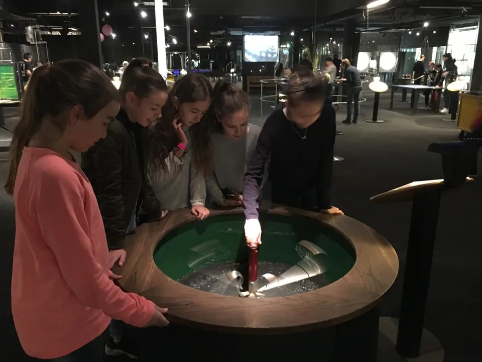 Kinder bestaunen ein Experiment im Technorama Winterthur